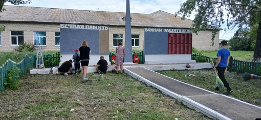 В преддверии Дня памяти и скорби «Хранители истории» привели в порядок территорию у памятника..