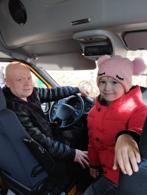 С папой.